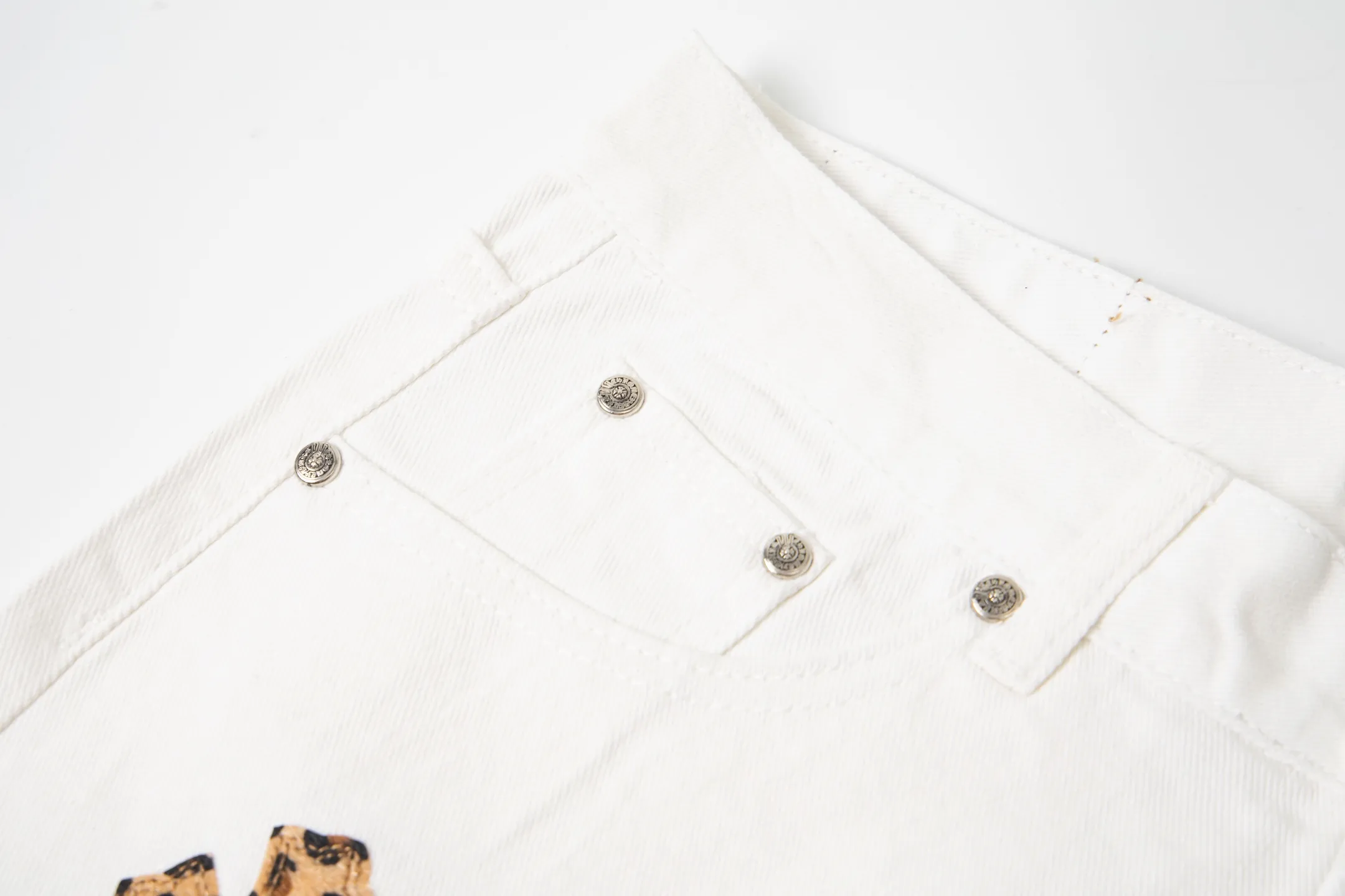 P260 Chrome Hearts 25SS white pants with three-color leopard print blue leather jeans. Chrome Hearts' pants with the most popular colors are made of beaded canvas fabric. Heavy washing makes the upper body of the fabric more textured and the pants are tall and straight! The three-dimensional cutting of the whole trousers is a masterpiece! The hardware is customized by zp. The beaded canvas fabric is thick and soft after being washed. It has good breathability. Customized small leather label. Unique design. The details are simple and elegant, and the workmanship is exquisite. The whole trousers are neatly routed and the details are in place! It’s so cool that both men and women can easily control the genderless trend! Style number: 1771# Color: White Size: 28 30 32 34 36